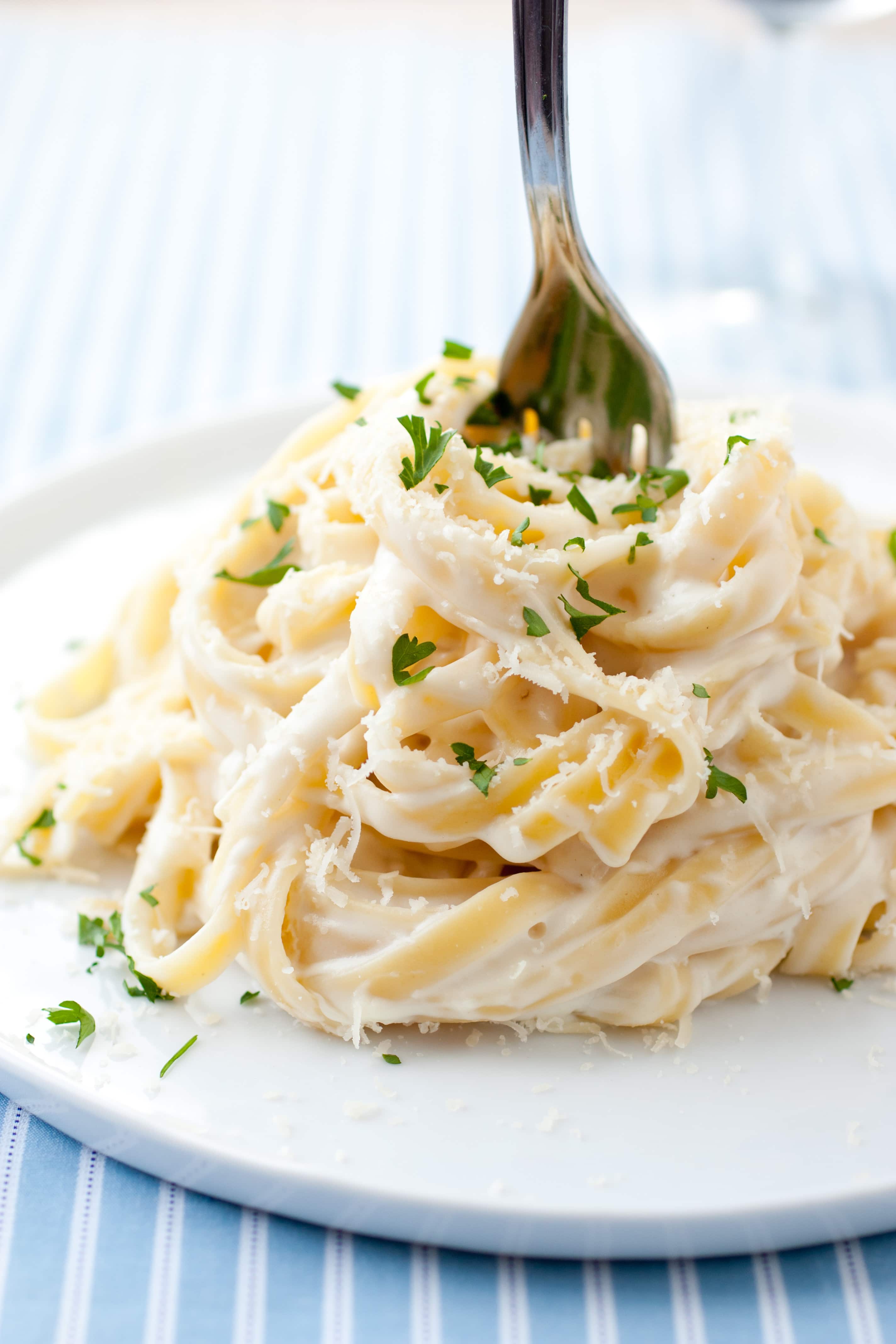 Light Fettuccine Alfredo: Healthy Swaps for Low-Calorie Creaminess